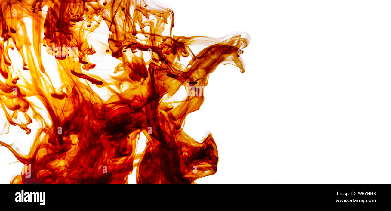 Colore liquido movimento in acqua. Abstract spruzzi di vernice sullo sfondo. L'inchiostro swirl design di frontiera isolati su bianco. Foto Stock