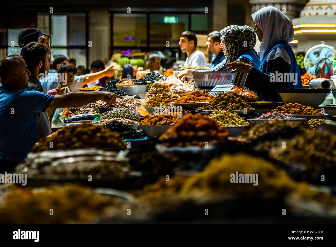 All'interno del mercato principale di Dushanbe, capitale del Tagikistan Foto Stock