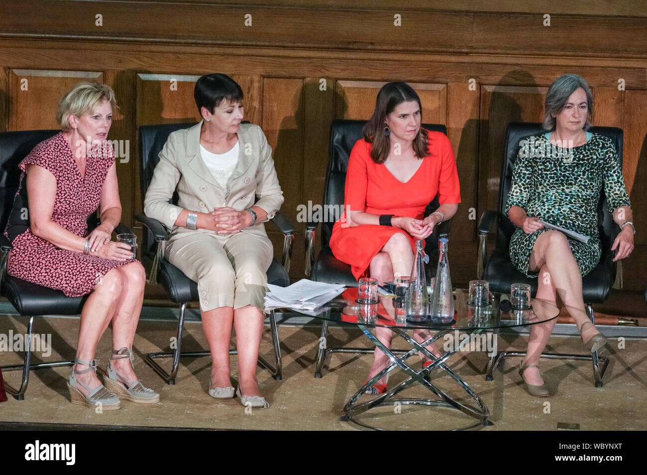 Londra, Regno Unito. Il 27 agosto, 2019. Anna Soubry (Gruppo indipendente - Modifica UK), Caroline Lucas (Verdi), Jo Swinson (Lib DEM), Liz Saville Roberts (Pagato Cymru). Cross-party MPs e i leader dei partiti d'opposizione assemblare nella storica sede della Chiesa casa a Londra per firmare il loro "Chiesa casa dichiarazione ", con l'intenzione di interrompere il Parlamento venga arrestato dal governo. Fino a circa 160 deputati che si ritiene abbiano firmato la dichiarazione in totale. Credito: Imageplotter/Alamy Live News Foto Stock