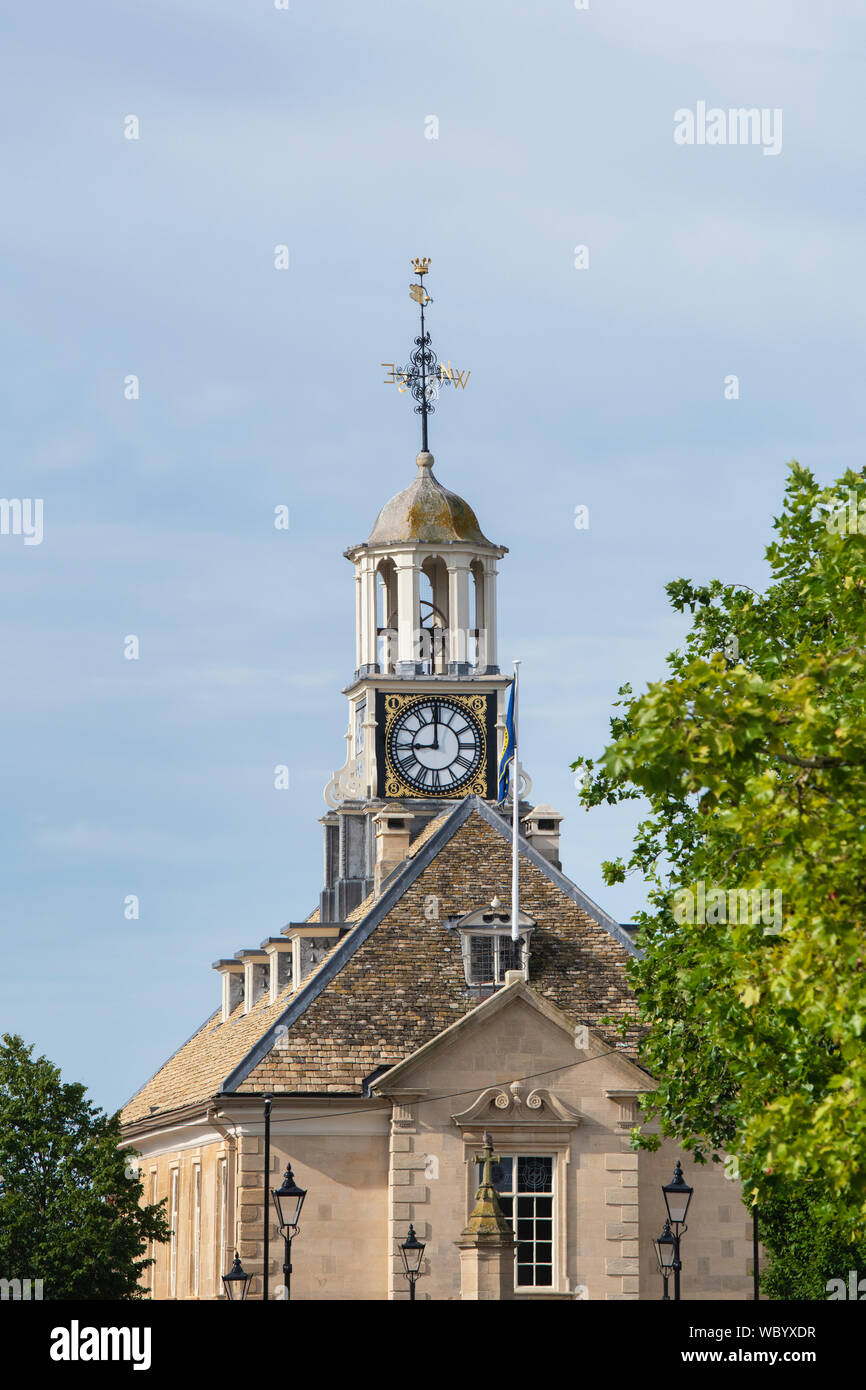 Brackley municipio con la torre dell orologio nella luce del mattino. Brackley, Northamptonshire. Inghilterra Foto Stock