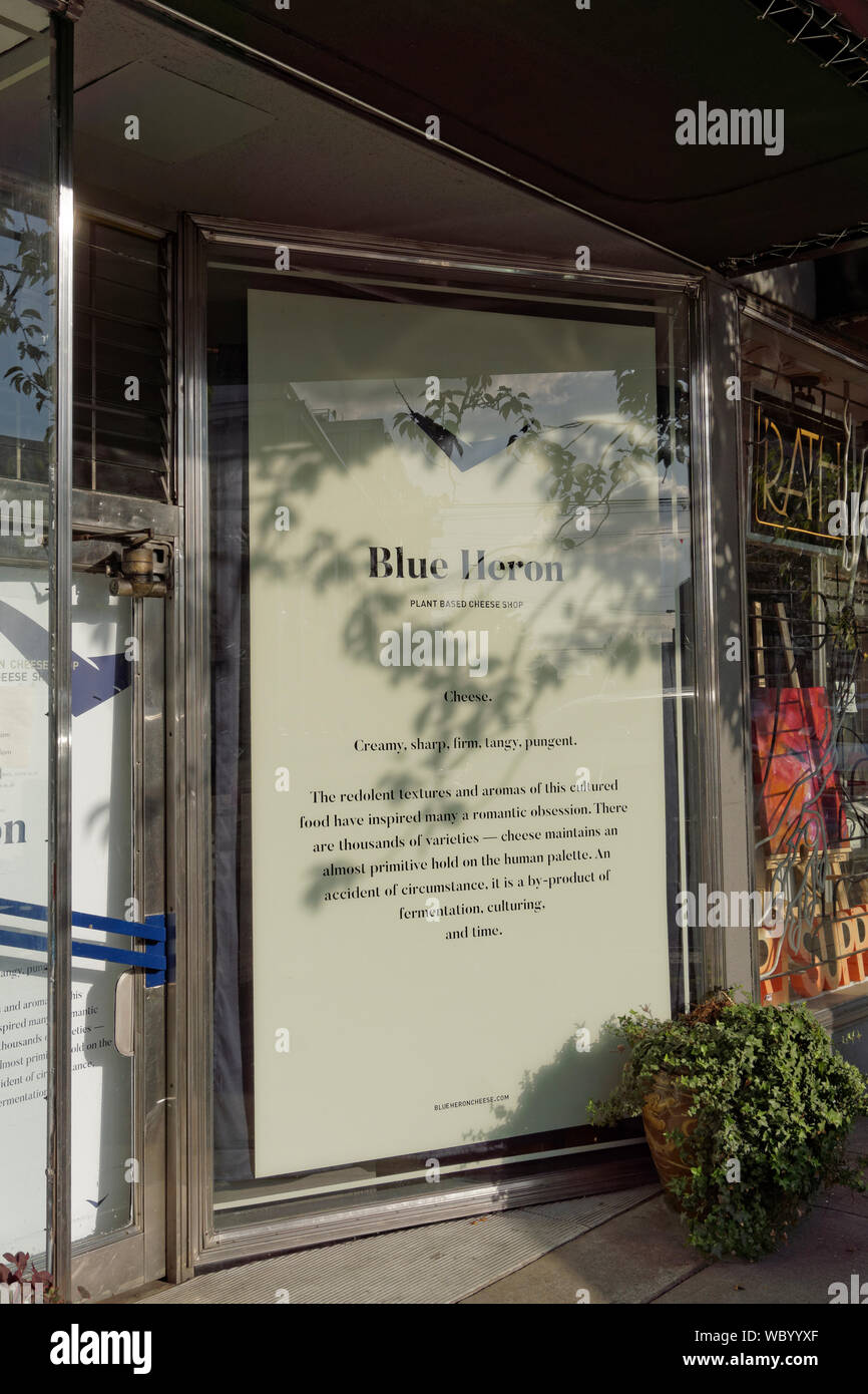 Airone cenerino a base di vegetali negozio di formaggio su Main Street nel distretto di Mount Pleasant di Vancouver, BC, Canada Foto Stock