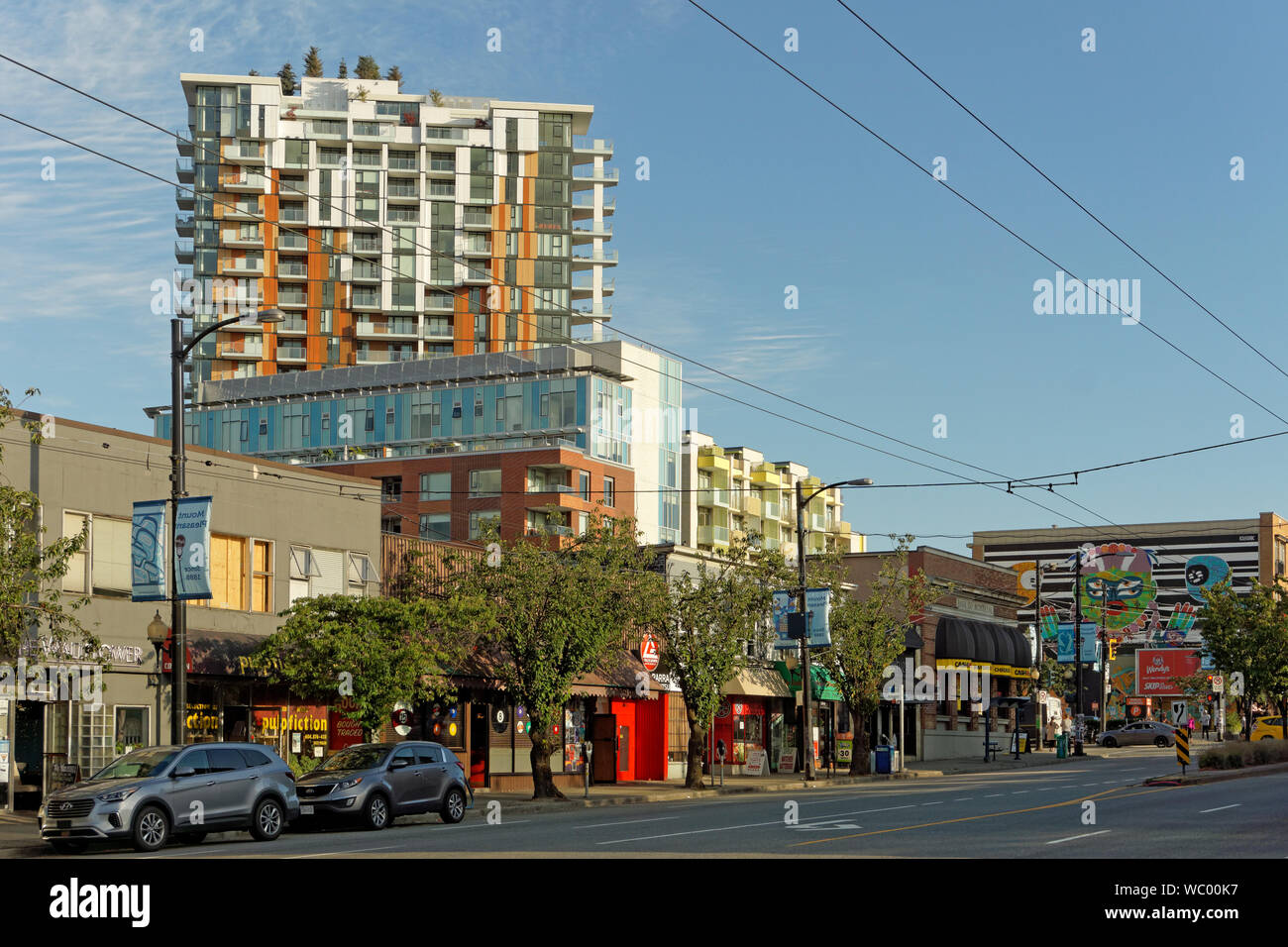 Le aziende sulla strada principale e nuovi edifici residenziali nel distretto di Mount Pleasant di Vancouver, BC, Canada Foto Stock