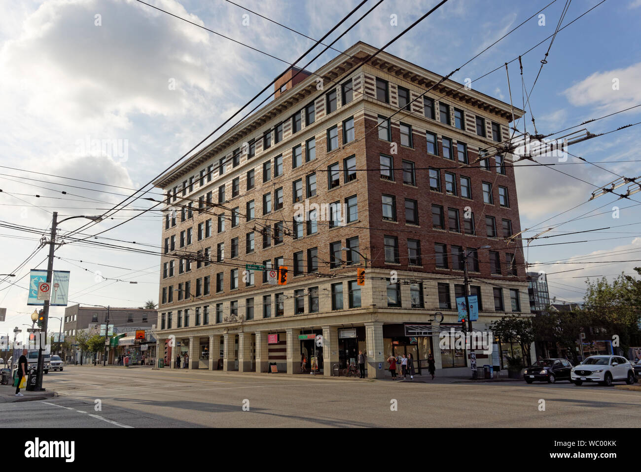 La storica 1912 Lee palazzo all'angolo di East Broadway Street e Main Street nel distretto di Mount Pleasant di Vancouver, BC, Canada Foto Stock