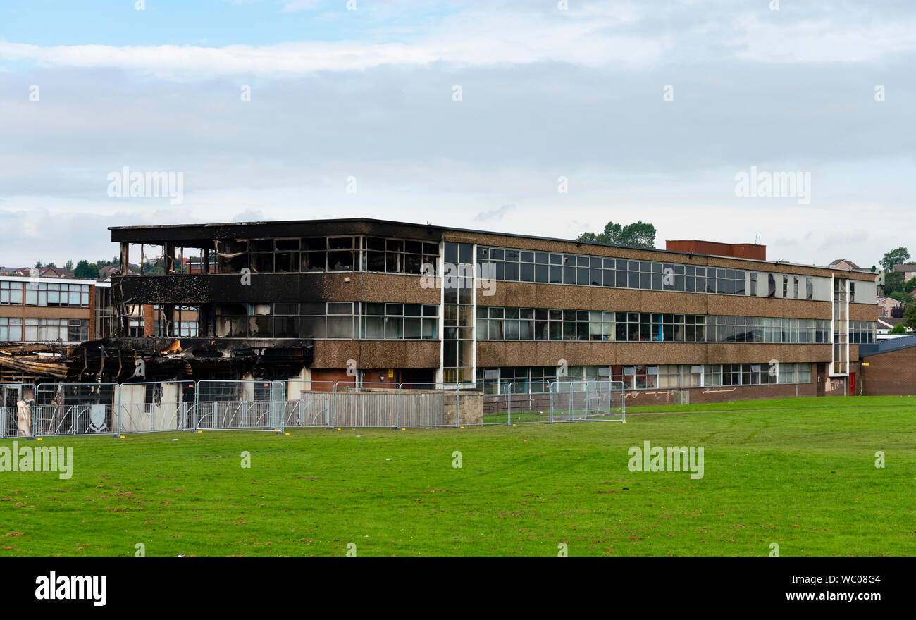 Dunfermline, Fife, Scozia, Regno Unito. Il 27 agosto 2019. Scozzese servizio antincendio rimangano a Woodmill High School di Dunfermline a seguito di un incendio di grandi dimensioni presso la scuola di domenica, oggi è stato annunciato che la scuola rimarrà chiusa a breve e a medio termine e i leader del Consiglio e gli insegnanti stanno attualmente discutendo una gamma di opzioni per gli alunni. Un 14-anno-vecchio maschio fu arrestato e accusato di ieri (lunedì) in connessione con l'incidente, e apparso a Dunfermline Sheriff Court oggi. Iain Masterton/ Alamy Live News. Foto Stock