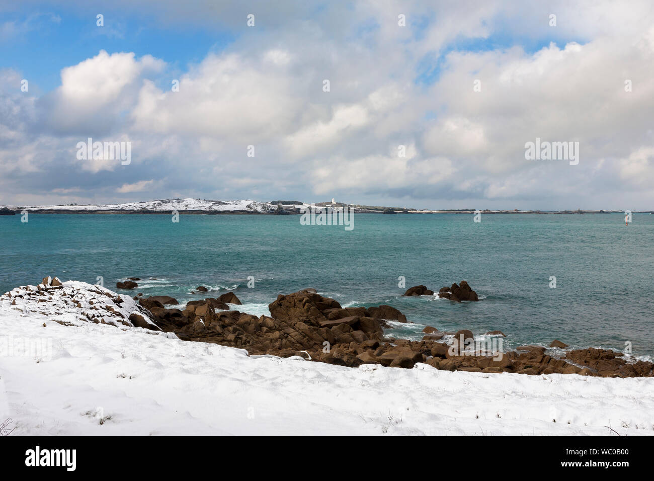 Vista dalla guarnigione attraverso St. Mary's suono Gugh e Sant Agnese, isole Scilly, UK, sotto una rara caduta di neve Foto Stock