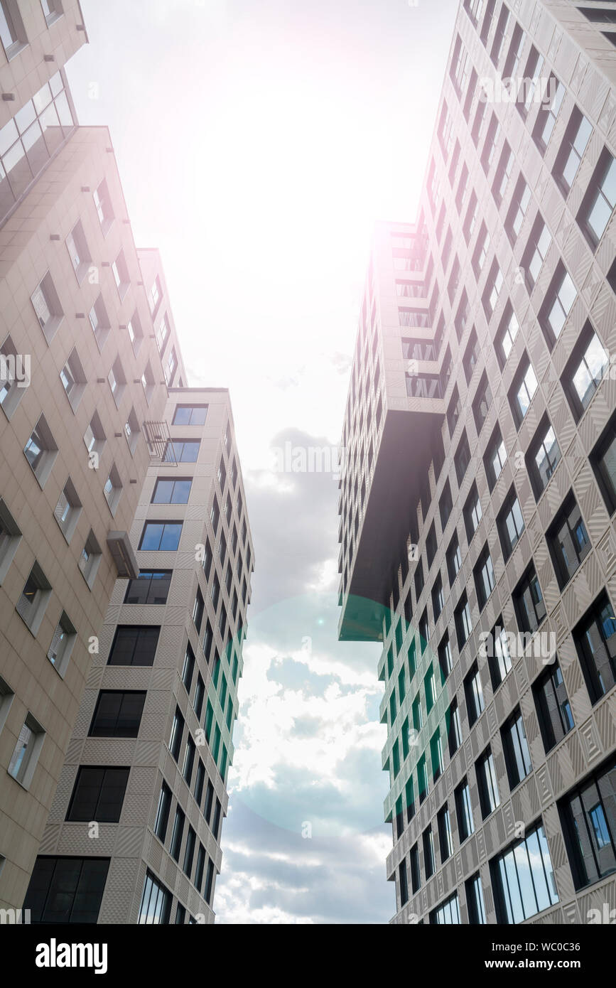 Edifici ad alta della città moderna. Vista dal basso. Foto Stock