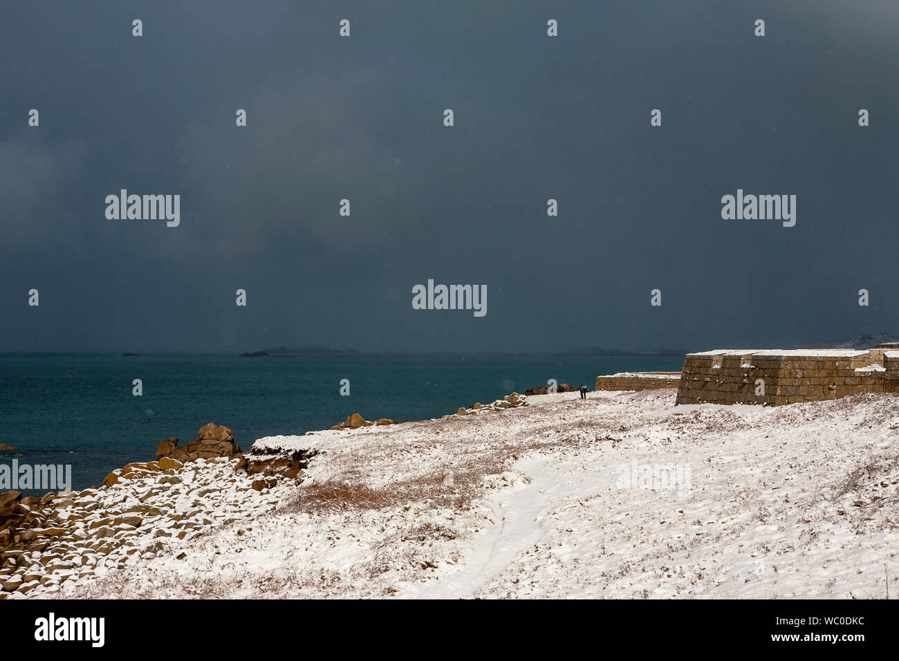Una rara tempesta di neve su Bartolomeo batteria, la guarnigione, St. Mary's, isole Scilly, UK, Marzo 2018 Foto Stock