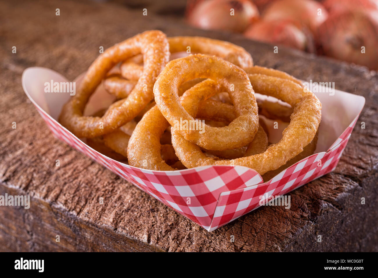 A che serve della deliziosa deep anelli di cipolla fritti in un estrarre il contenitore. Foto Stock