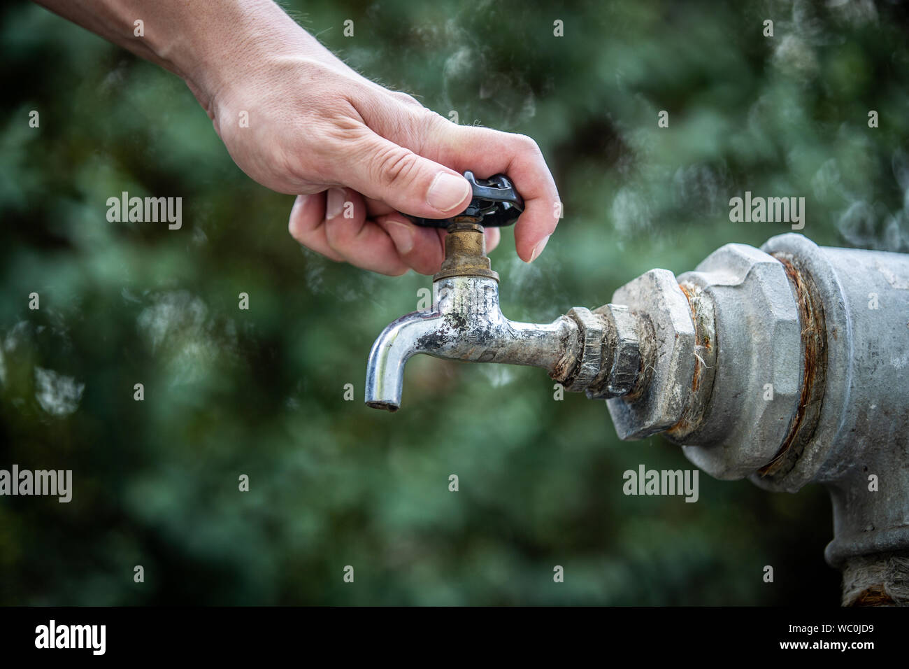 Lato apertura di un rubinetto di acqua. Foto Stock