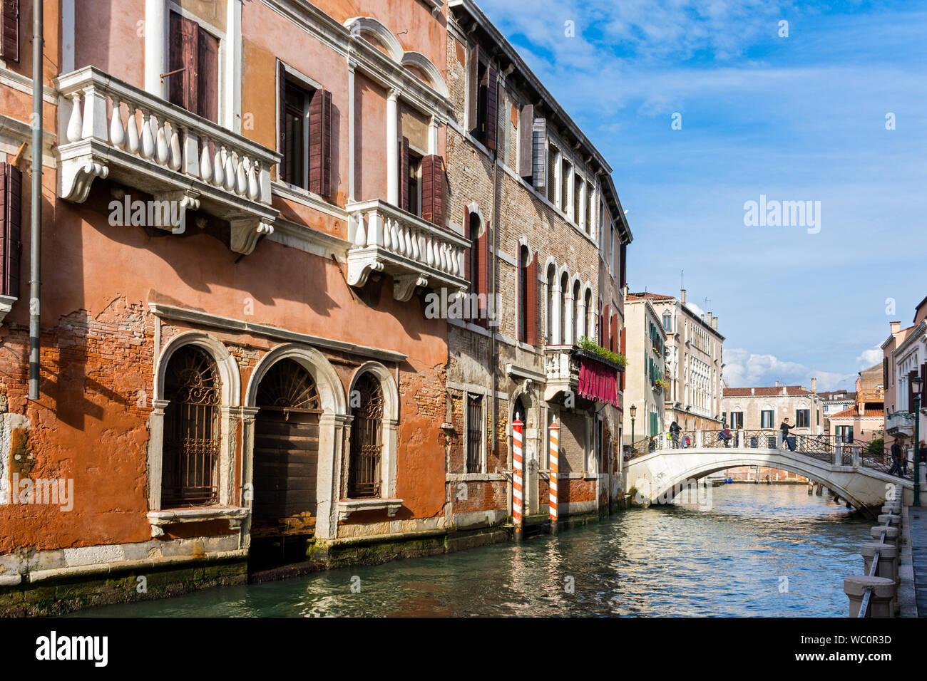 Il Rio di Noale canal e il Ponte Pasqualigo o de Noal bridge, da Calle Stua Cannaregio, Venezia, Italia Foto Stock