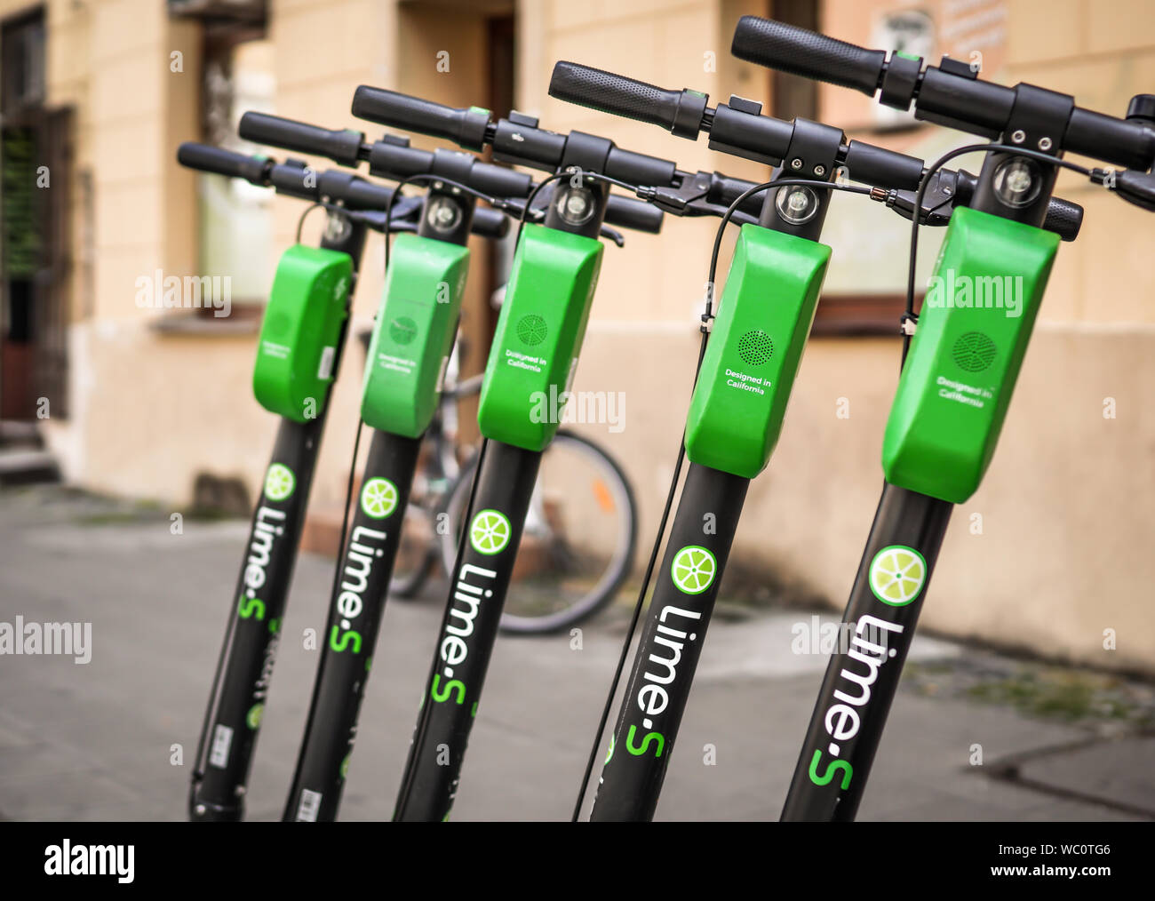 Scooter elettrici per affitto parcheggiata in linea. Foto Stock