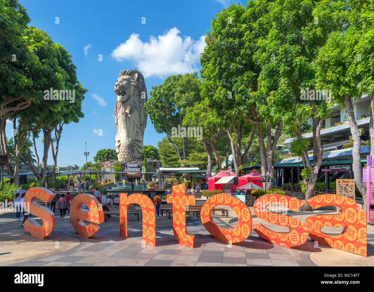 Segno di Sentosa con la statua Merlion, simbolo di Singapore, dietro l'Isola di Sentosa, Singapore Foto Stock