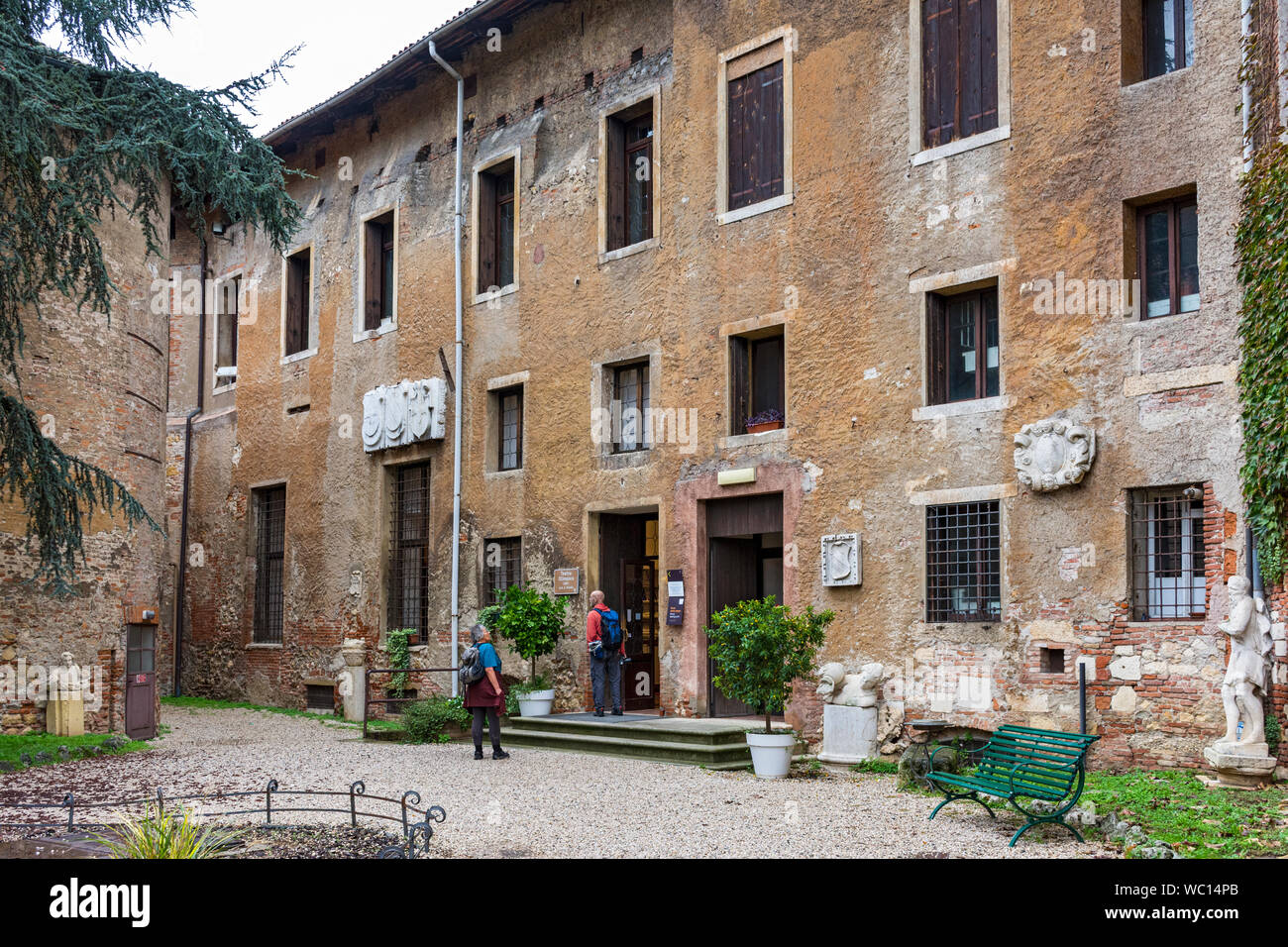 L'ingresso e il cortile del Teatro Olimpico europa il più antico teatro coperto, Vicenza, Veneto, Italia Foto Stock