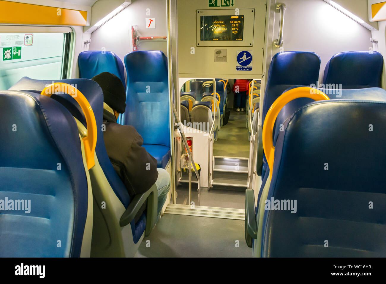 Sul ponte superiore all'interno di un doppio Trenitalia adorna vagone ferroviario, Italia Foto Stock