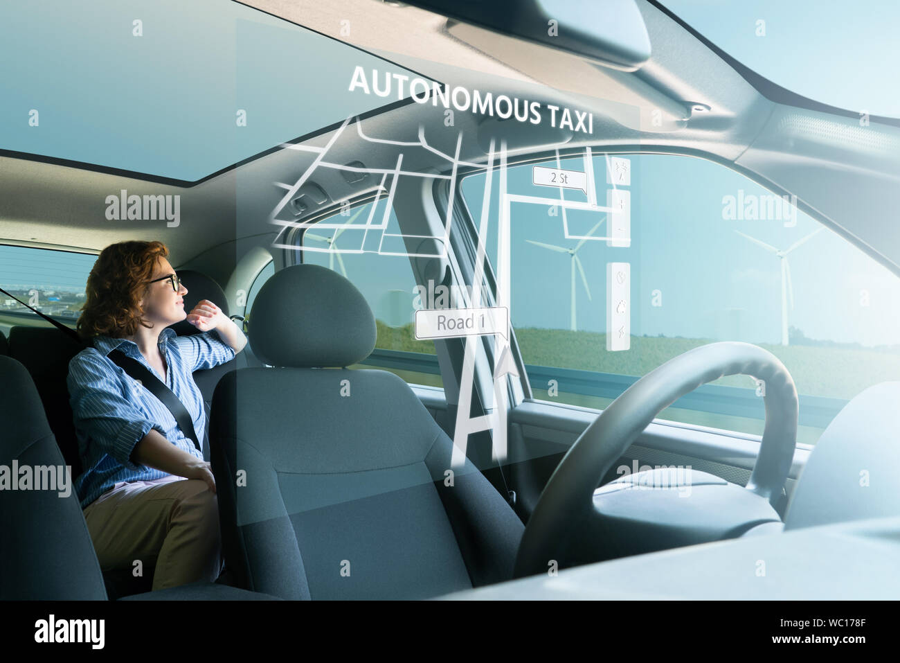 Donna passeggero seduto nel sedile posteriore e guardando fuori dalla finestra quando il suo io autonomo la guida corse in taxi sull'autostrada. Foto Stock