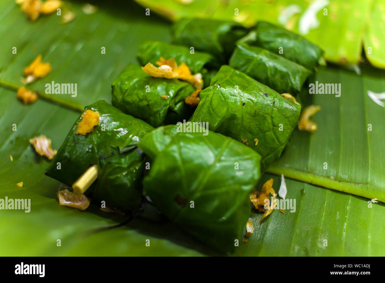 Thai dessert di riso appiccicoso, latte di cocco e banana avvolto in foglie di banano alta risoluzione galleria di immagini. Foto Stock