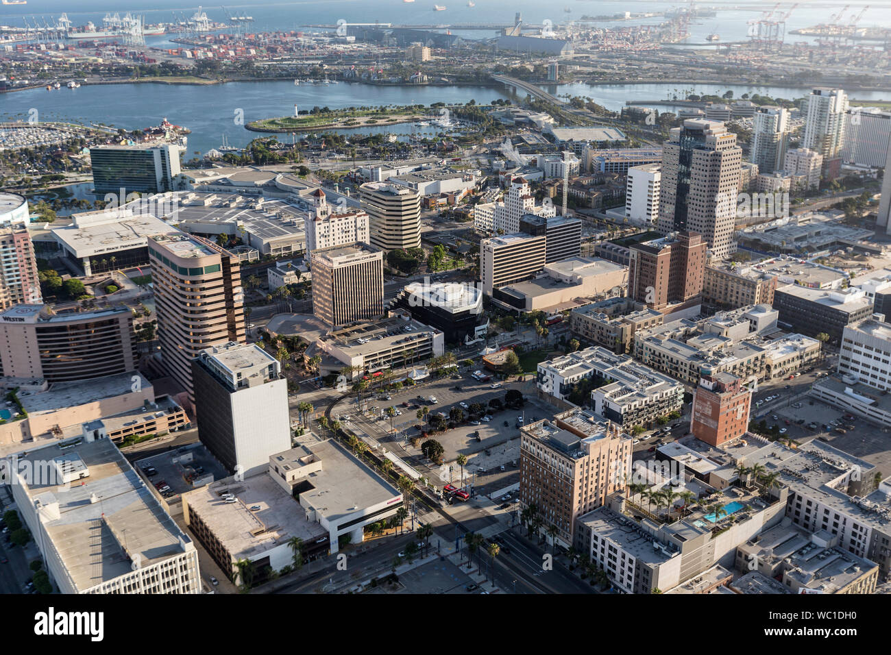 Long Beach, California, Stati Uniti d'America - 10 Luglio 2017: Veduta aerea del centro cittadino di edifici, strade e oceano pacifico waterfront. Foto Stock