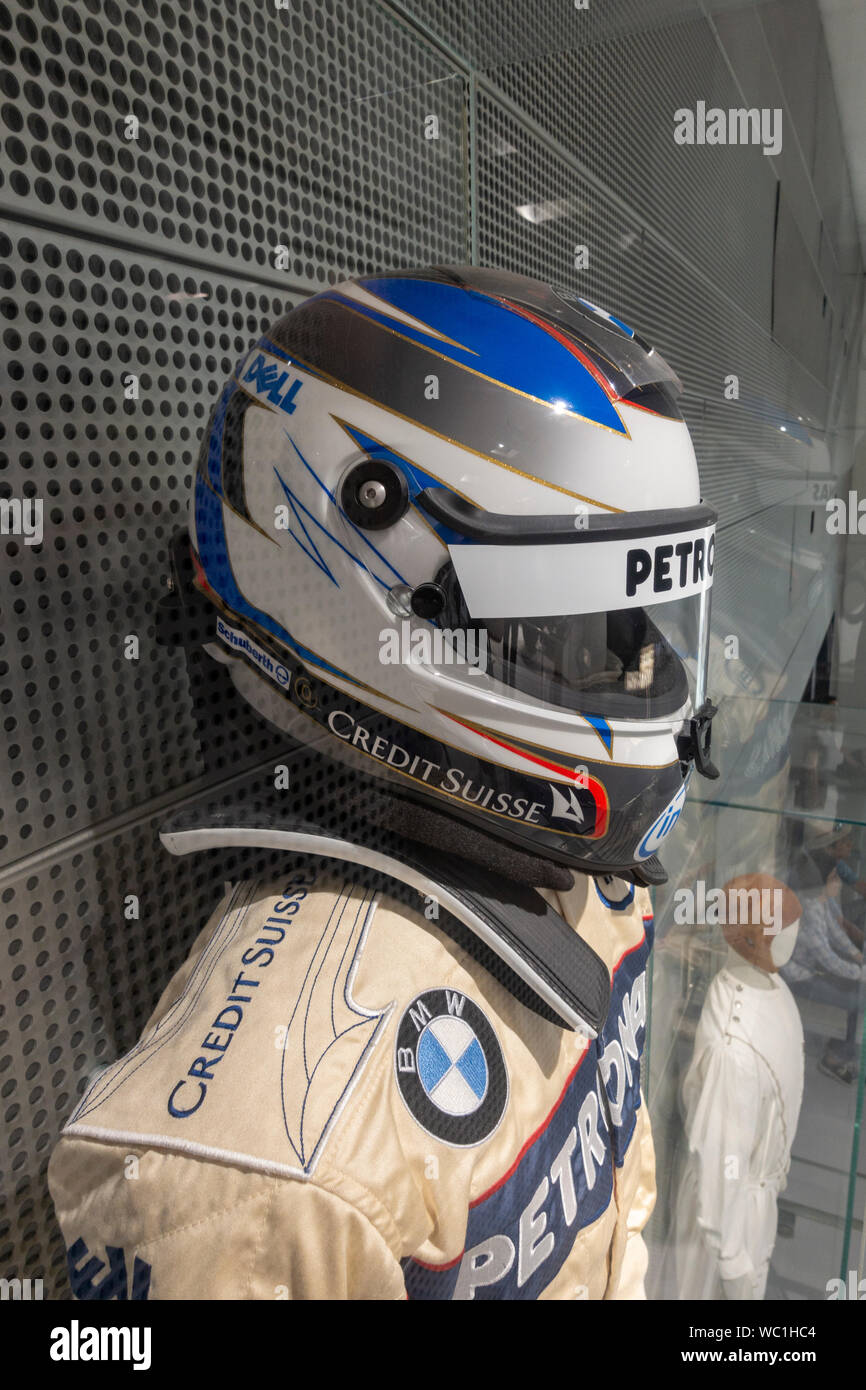 Il casco con il dispositivo HANS) appartenenti alla BMW pilota della Sauber Nick Heidfeld in mostra al Museo BMW Monaco di Baviera, Germania. Foto Stock