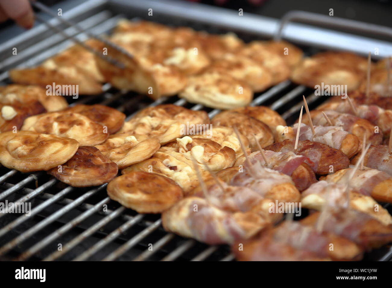 Tradizionale formaggio di pecora realizzati tradizionalmente in Monti Tatra regione in Polonia, grigliate con pancetta. Foto Stock