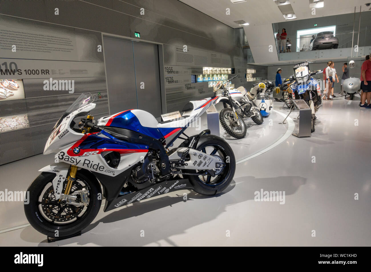 Vista generale del centro storico di BMW RACING Moto display (con BMW S1000RR) più vicina al museo BMW Monaco di Baviera, Germania. Foto Stock
