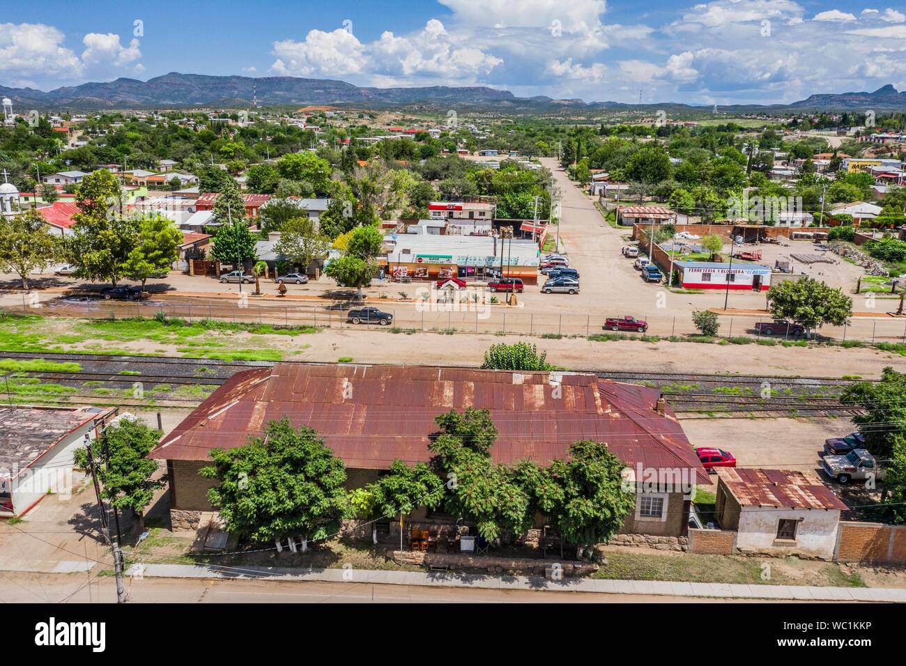 Vista aerea della città, Esqueda, Sonora, Messico. La comunità è stata fondata nel 1900 come una stazione ferroviaria da parte del leader del movimento rivoluzionario, Enrique Esqueda Orosco. Esqueda è una città nei confini comune situato nel nord dello stato messicano di Sonora, nella Sierra Madre Occidental regione. (© Foto: LuisGutierrez / NortePhoto.com) Vista aerea del pueblo, Esqueda, Sonora, Messico. La comunidad fue fundado en el año de 1900 como n.a. Estación de ferrocarril por el caudillo del movimiento revolucionario, Enrique Esqueda Orosco. Esqueda es onu pueblo del municipio de Fronteras u Foto Stock