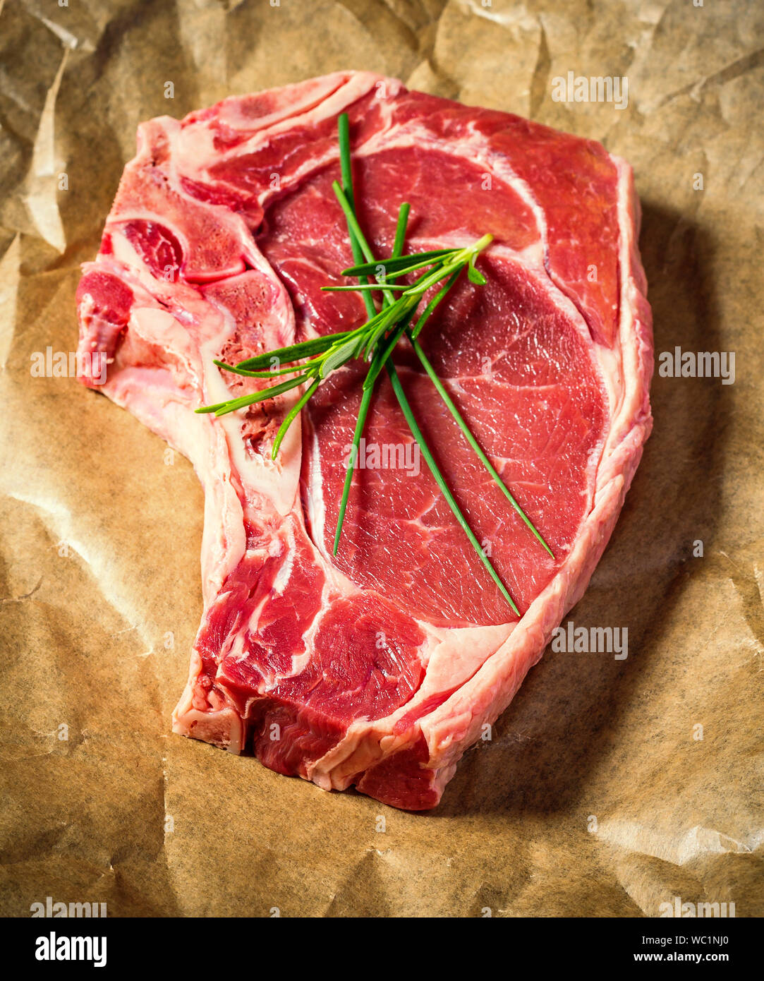 Fresche, enorme e gustosa bistecca club su carta marrone Foto Stock