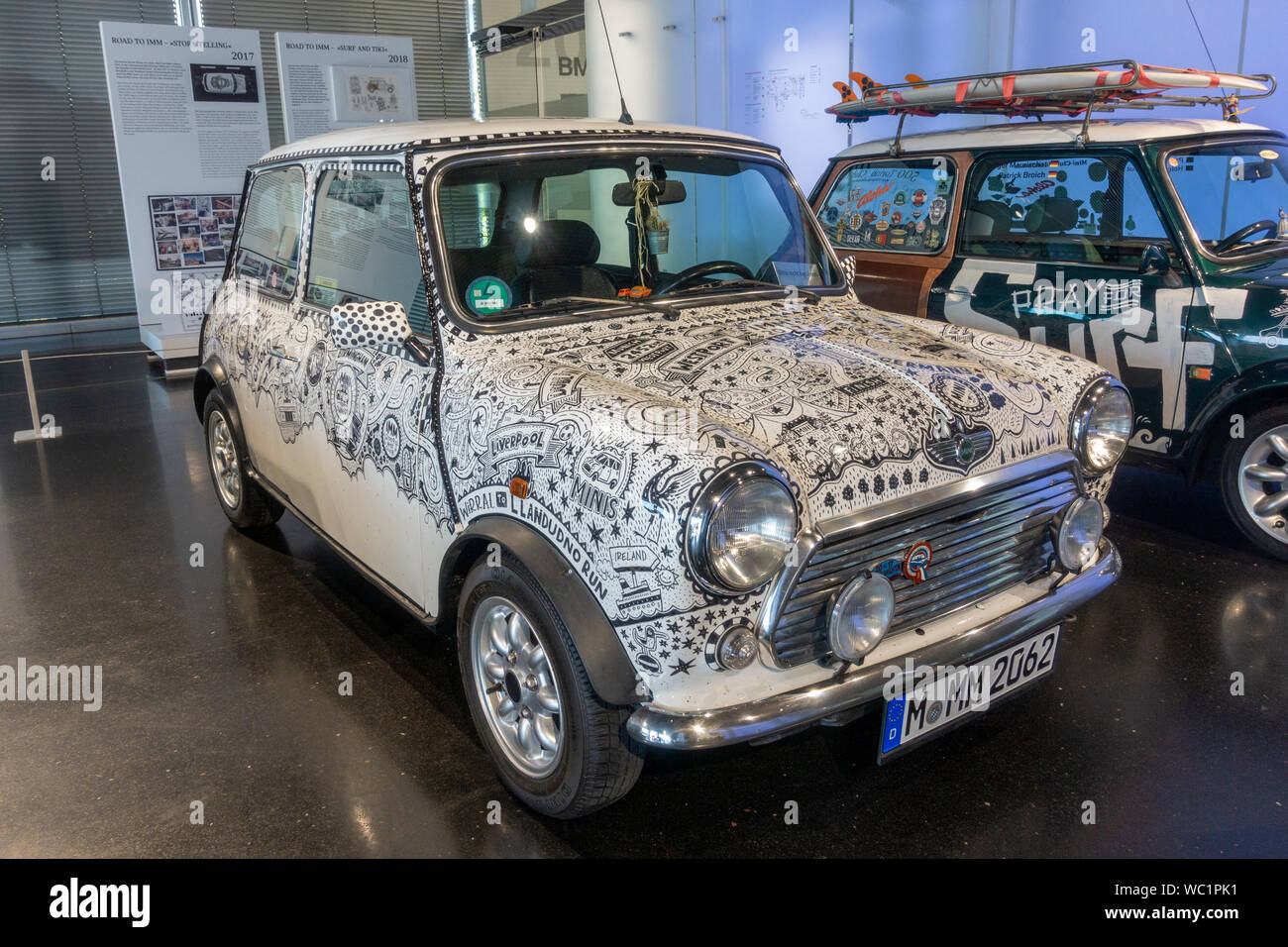 Mini Cooper classic (2000), parte della storica mini cooper display auto, museo BMW Monaco di Baviera, Germania. Foto Stock