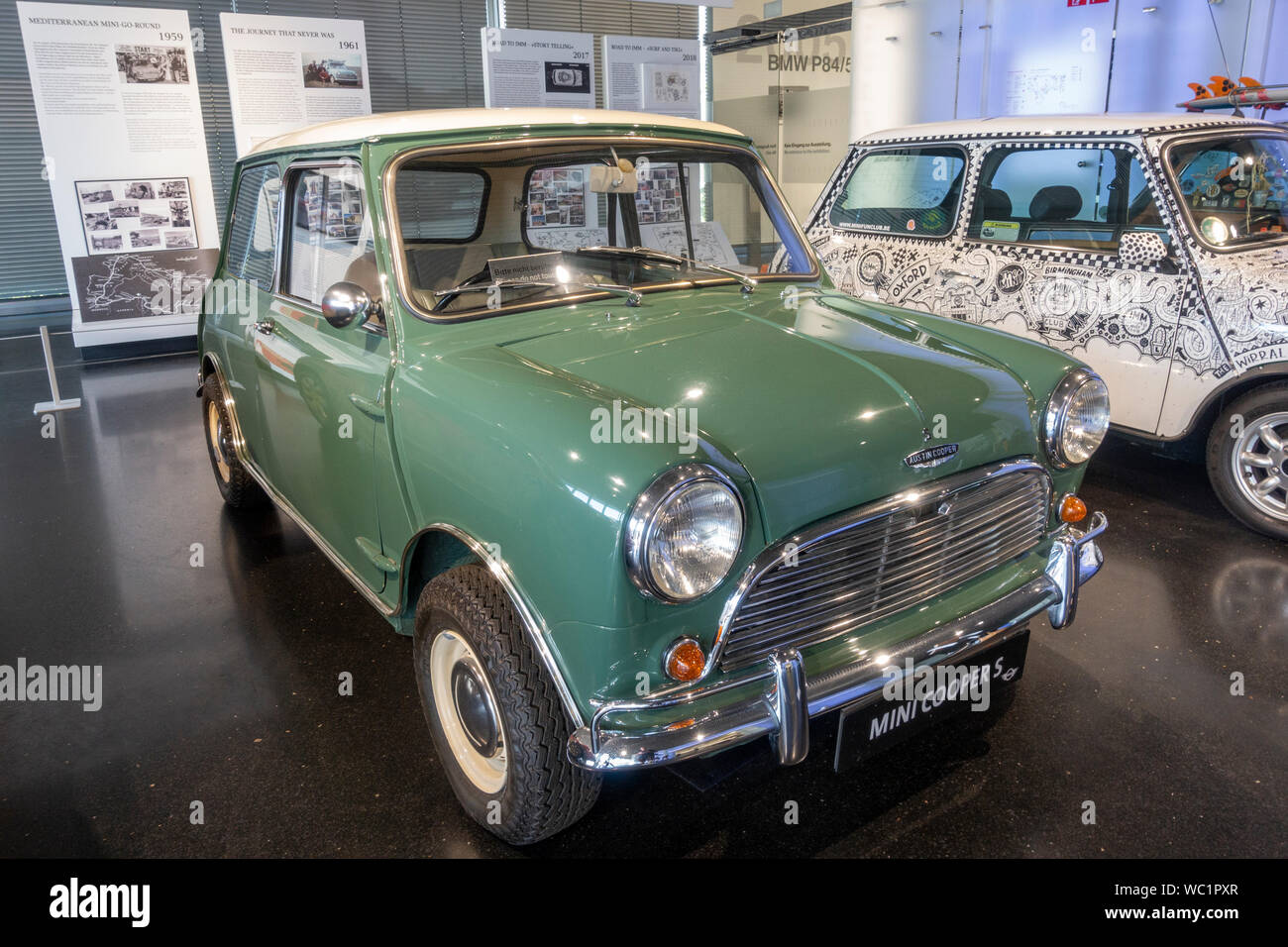 Una Austin Mini Cooper S970 (1964), parte della storica mini cooper display auto, museo BMW Monaco di Baviera, Germania. Foto Stock
