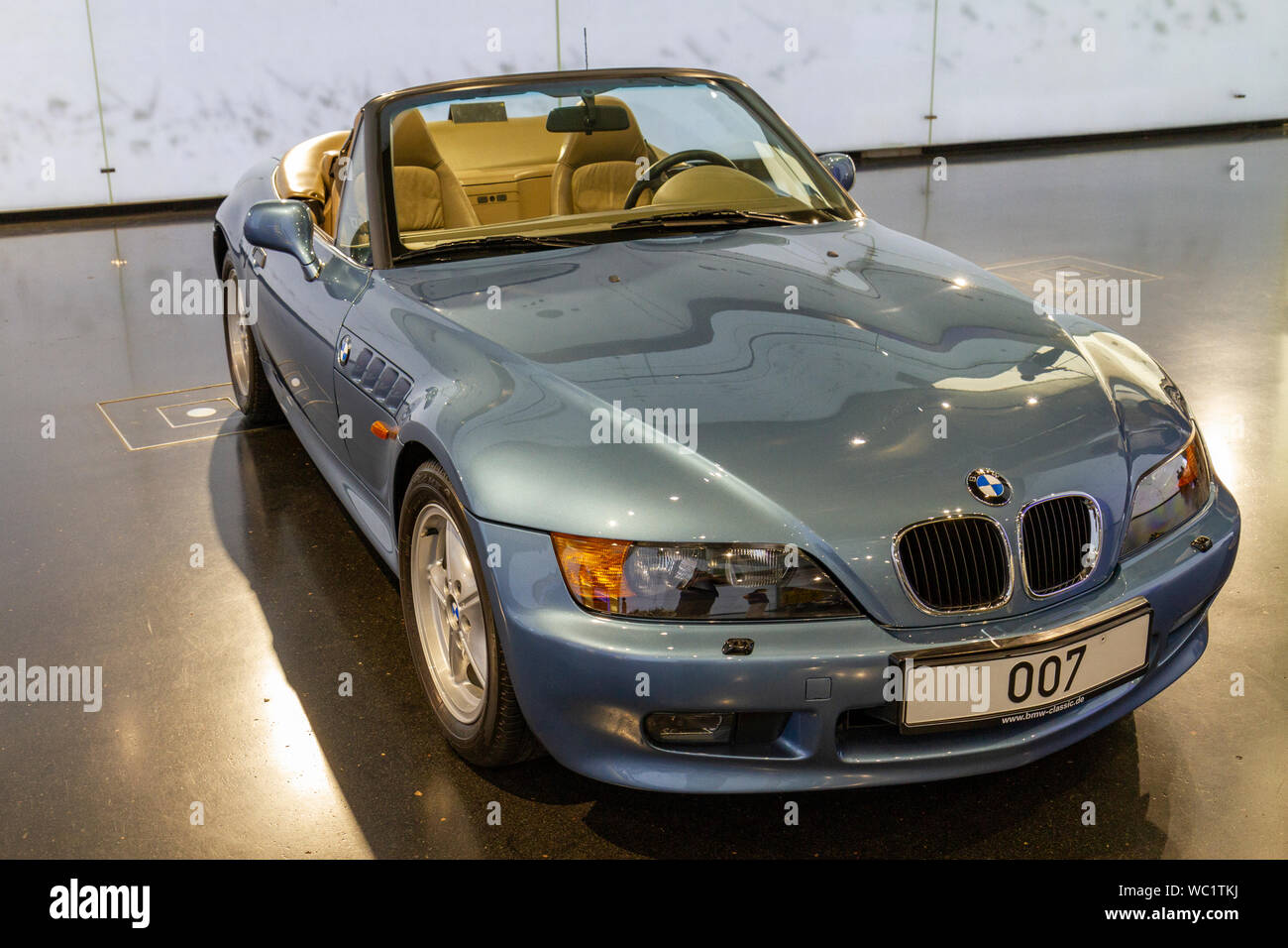 Un BMW Z3, un biposto di autovetture sportive (1995) sul display al museo BMW Monaco di Baviera, Germania. Foto Stock