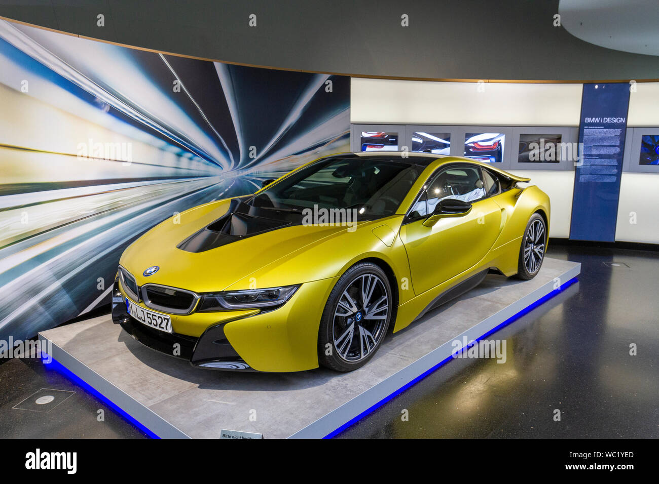 Una BMW i8 protonico giallo congelati Edition ibrido plug-in auto sportive in mostra al Museo BMW Monaco di Baviera, Germania. Foto Stock