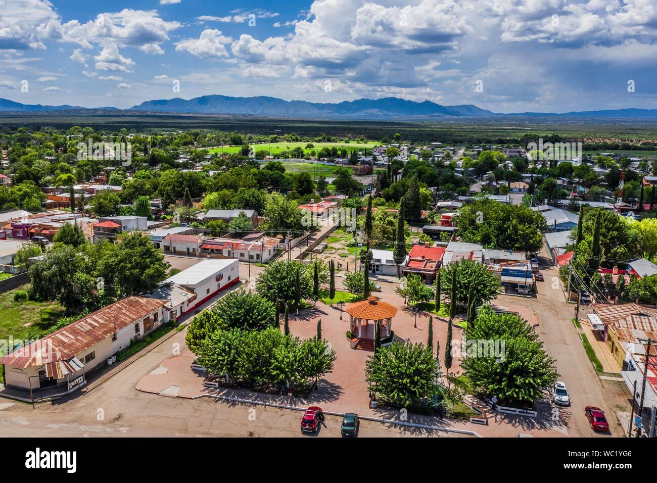 Vista aerea della città, Esqueda, Sonora, Messico. La comunità è stata fondata nel 1900 come una stazione ferroviaria da parte del leader del movimento rivoluzionario, Enrique Esqueda Orosco. Esqueda è una città nei confini comune situato nel nord dello stato messicano di Sonora, nella Sierra Madre Occidental regione. (© Foto: LuisGutierrez / NortePhoto.com) Vista aerea del pueblo, Esqueda, Sonora, Messico. La comunidad fue fundado en el año de 1900 como n.a. Estación de ferrocarril por el caudillo del movimiento revolucionario, Enrique Esqueda Orosco. Esqueda es onu pueblo del municipio de Fronteras u Foto Stock