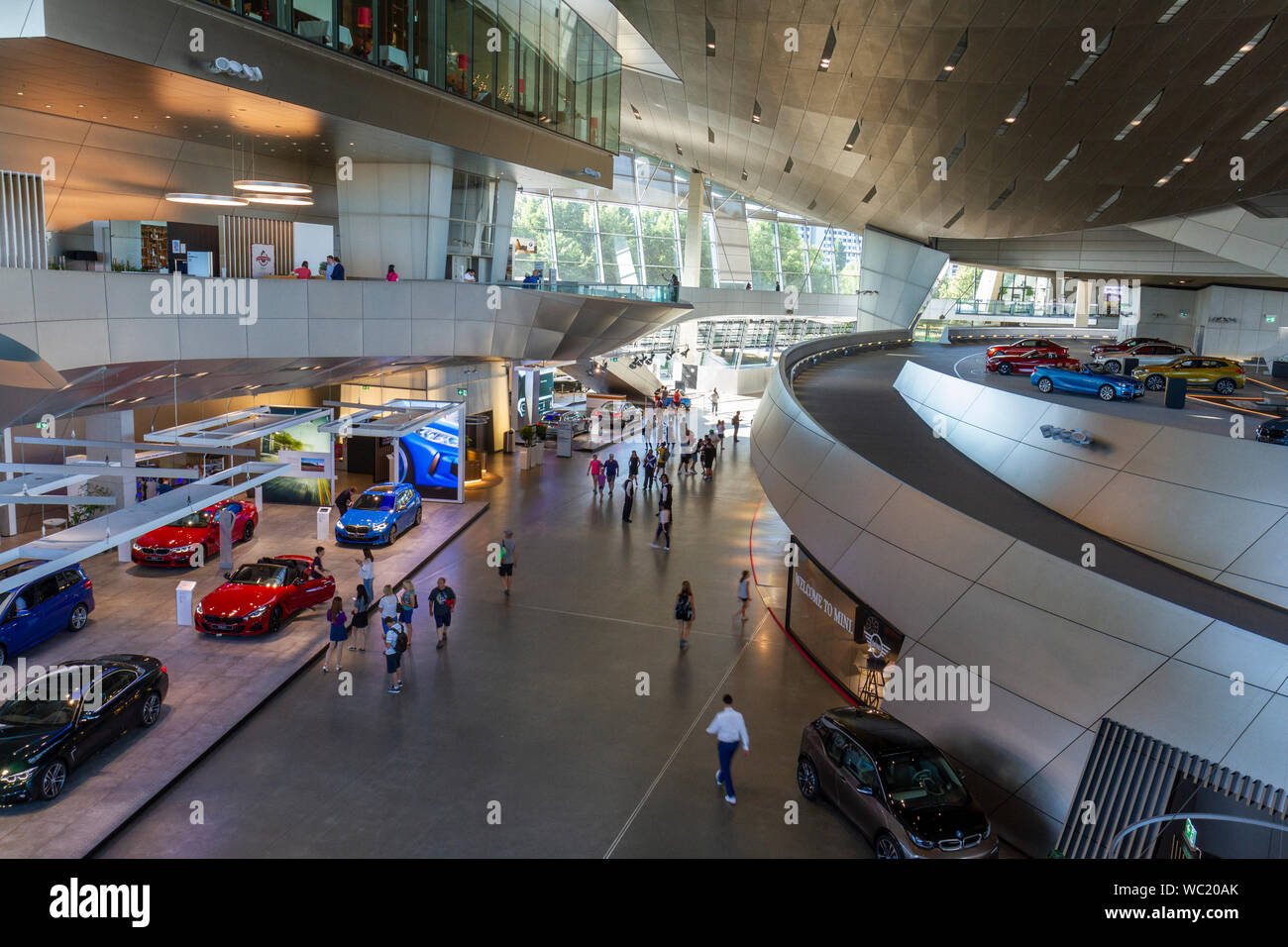 All'interno di BMW Welt, una mostra combinata, consegna, avventura, museo e luogo di ritrovo per eventi, situato accanto alla fabbrica BMW di Monaco di Baviera, Germania. Foto Stock