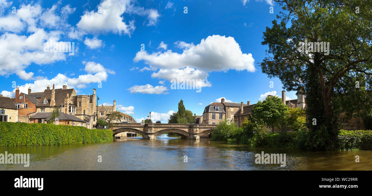 Il fiume Welland presso la città ponte, Stamford Lincs. Regno Unito, bright sun Foto Stock