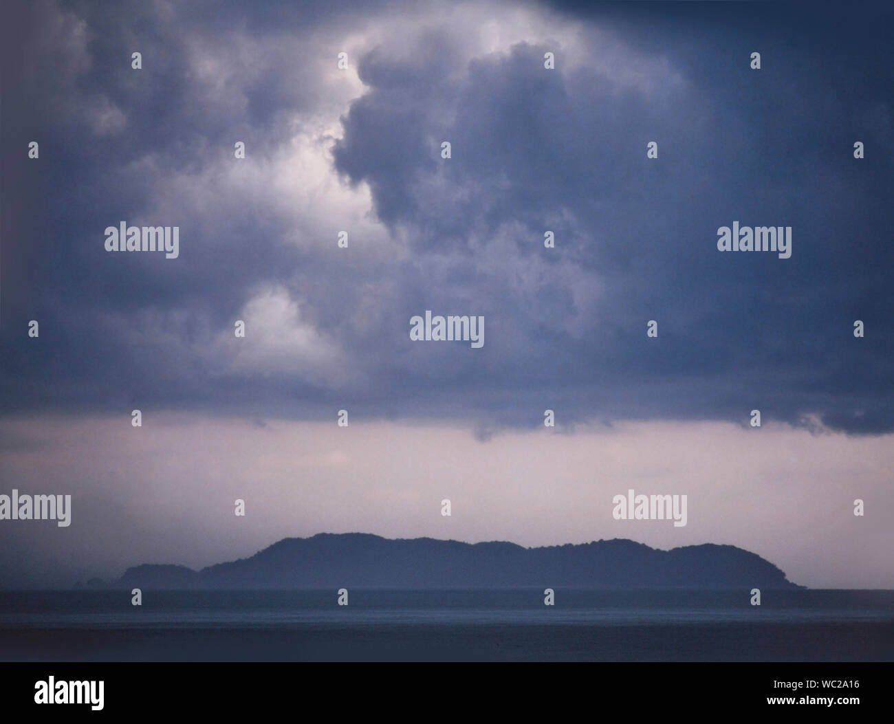 Raccolta nubi su un isola tropicale, costa Est della Malaysia Foto Stock