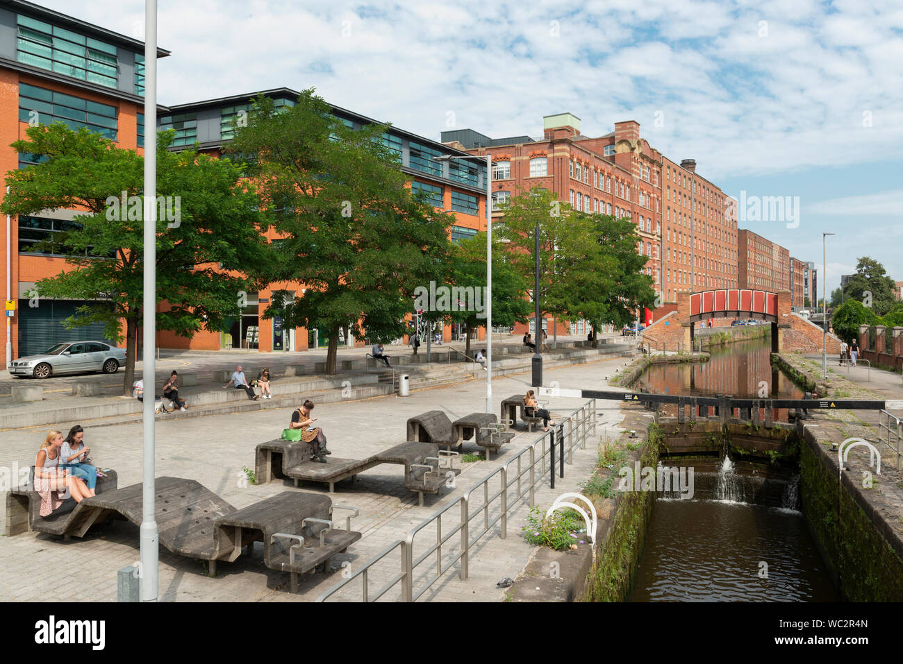 Persone godere del sole dall'Rochdale Canal in Ancoats, Manchester, Regno Unito. Foto Stock