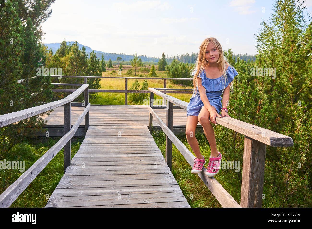 Bambina bionda che gode la natura in Jezerni slat (Lago Moor) nel Parco Nazionale Sumava (Foresta Boema), Repubblica Ceca Foto Stock