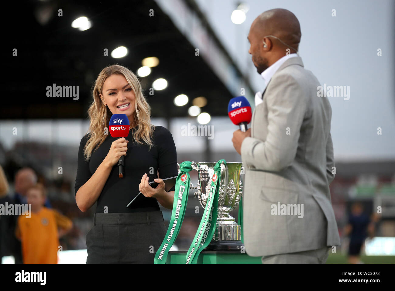 Sky Sports presenter Laura boschi con pundit Danny Gabbidon prima della Coppa Carabao Secondo Round corrispondono a Rodney Parade, Newport. Foto Stock