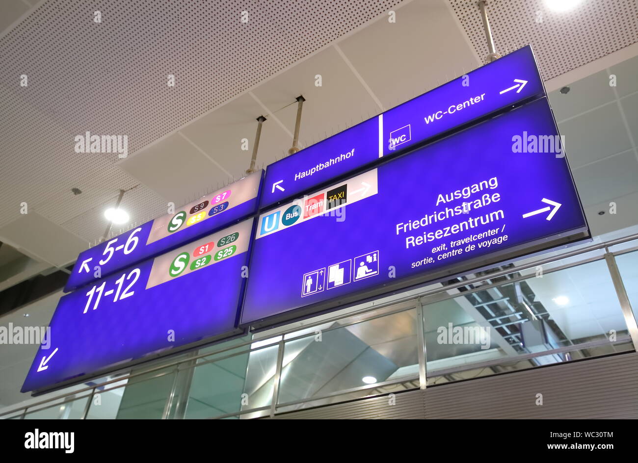 Platform information board a Friedrichstrasse stazione ferroviaria Berlino Germania Foto Stock