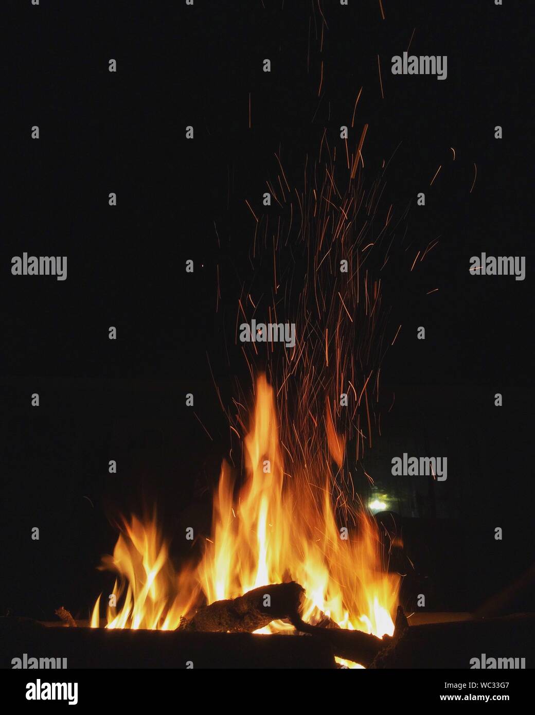 Campfire contro il cielo di notte Foto Stock