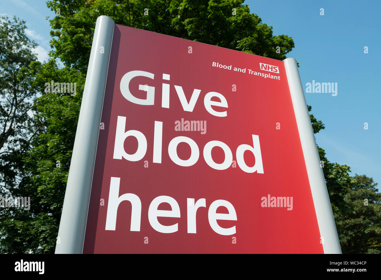 La segnaletica che indica la posizione di un NHS di donazione di sangue nel centro di Manchester, UK. Foto Stock