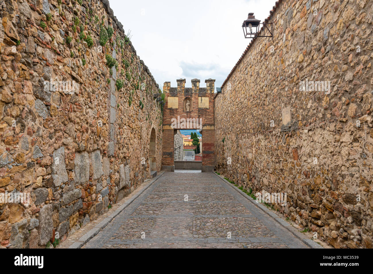 Bella strada vecchia di Segovia, Castilla y Leon, Spagna Foto Stock