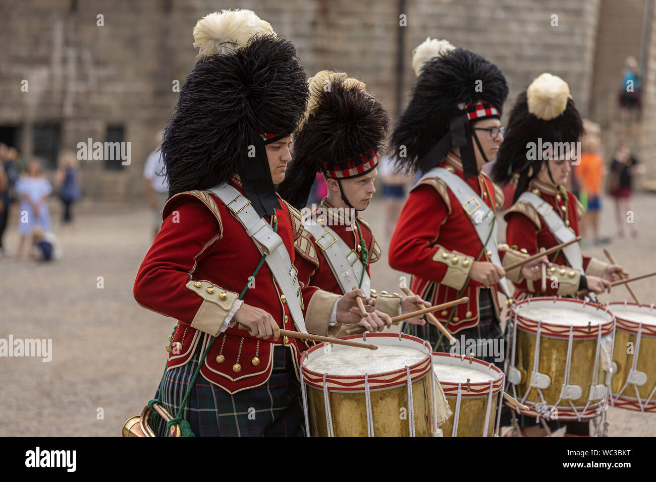 Il membri del 78Montanari suonare il tamburo come il reggimento lascia la cittadella di Halifax per una libertà della città marzo in strada di Halifax, Foto Stock