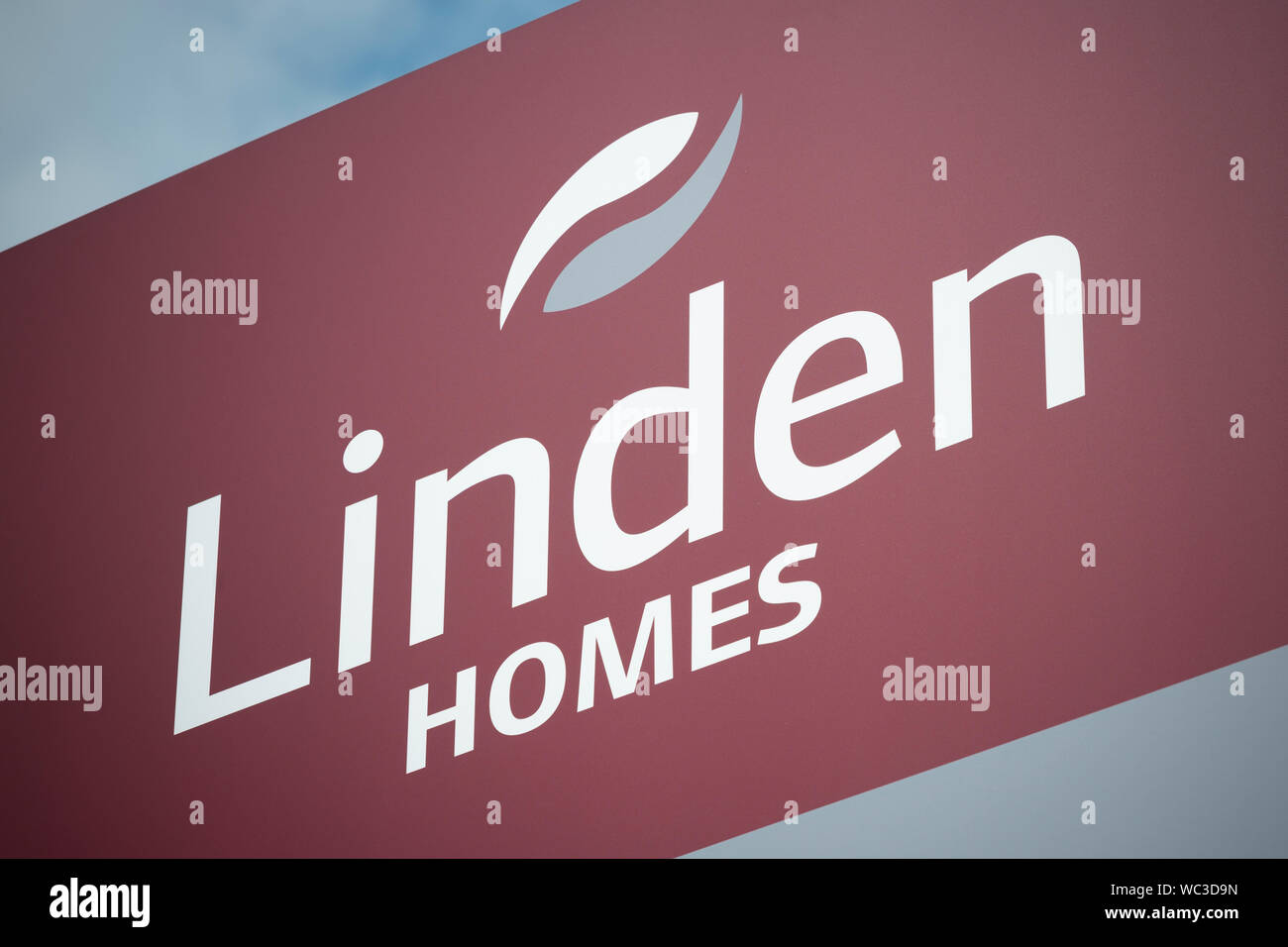 La segnaletica che indica la vendita di Linden Case case (parte di GALLIFORD TRY) situato nella zona di Brunswick di Manchester, UK. (Solo uso editoriale). Foto Stock