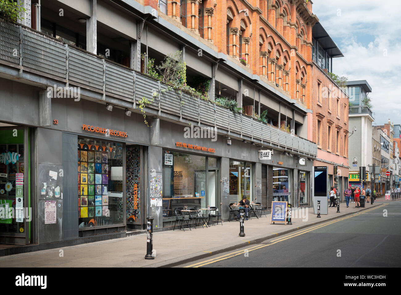 Negozi e caffetterie in Oldham Street nel quartiere settentrionale area di Manchester, UK. Foto Stock
