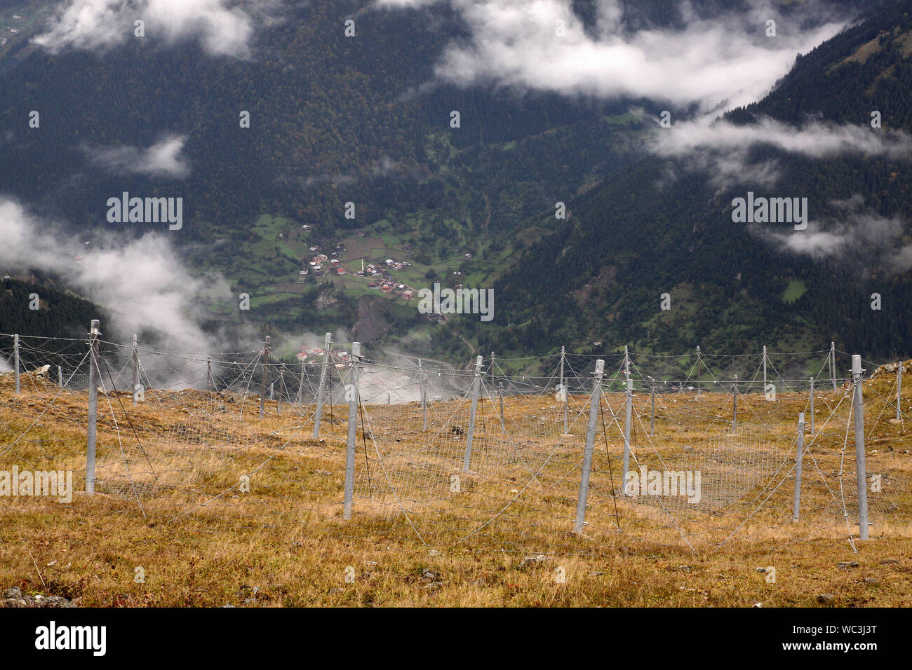 Strutture utilizzate nel controllo di valanghe di studi a Trabzon Uzungöl creste. Foto Stock