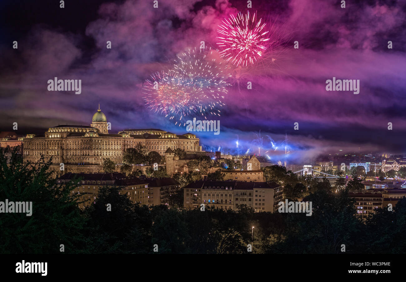 Budapest, Ungheria - illuminato Buda Castle Royal Palace con il ventesimo giorno del mese di agosto 2019 Fondazione statale giorno fuochi d'artificio di notte. Ponte delle catene di Szechenyi Foto Stock