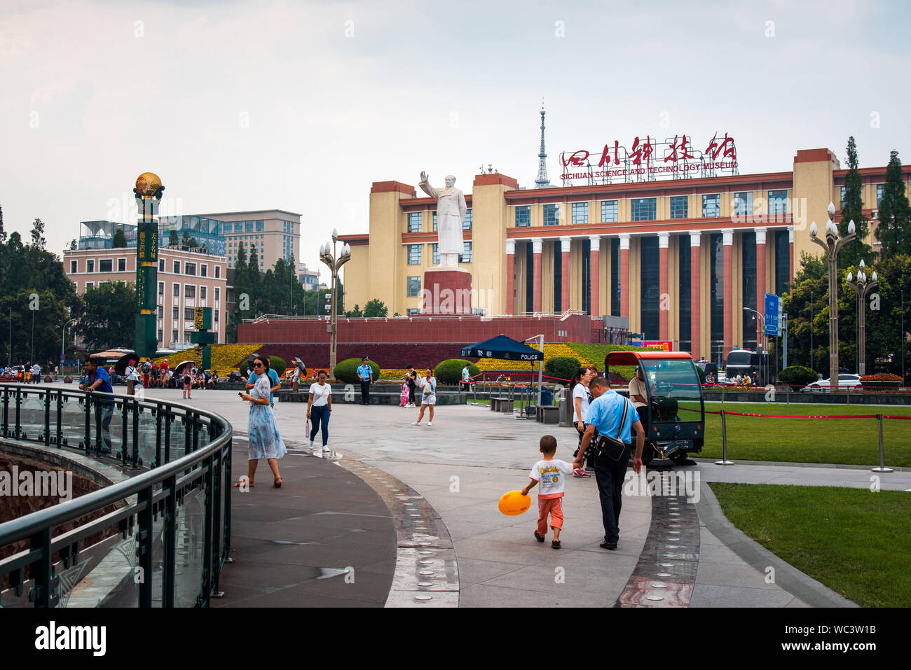 Chengdu, Cina - 27 Luglio 2019: Tianfu quadrato con Chengdu con Mao Zedong statua e dal Museo della Scienza beeing la più grande piazza pubblica nel capitale o Foto Stock