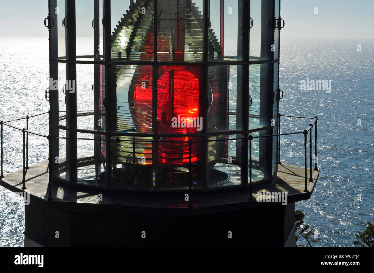 O: Tillamook County, Pacific Coast, Cape Meares, Meares del Capo Faro. Il sole splende direttamente attraverso la luce. [Chiedete per #278.511]. Foto Stock