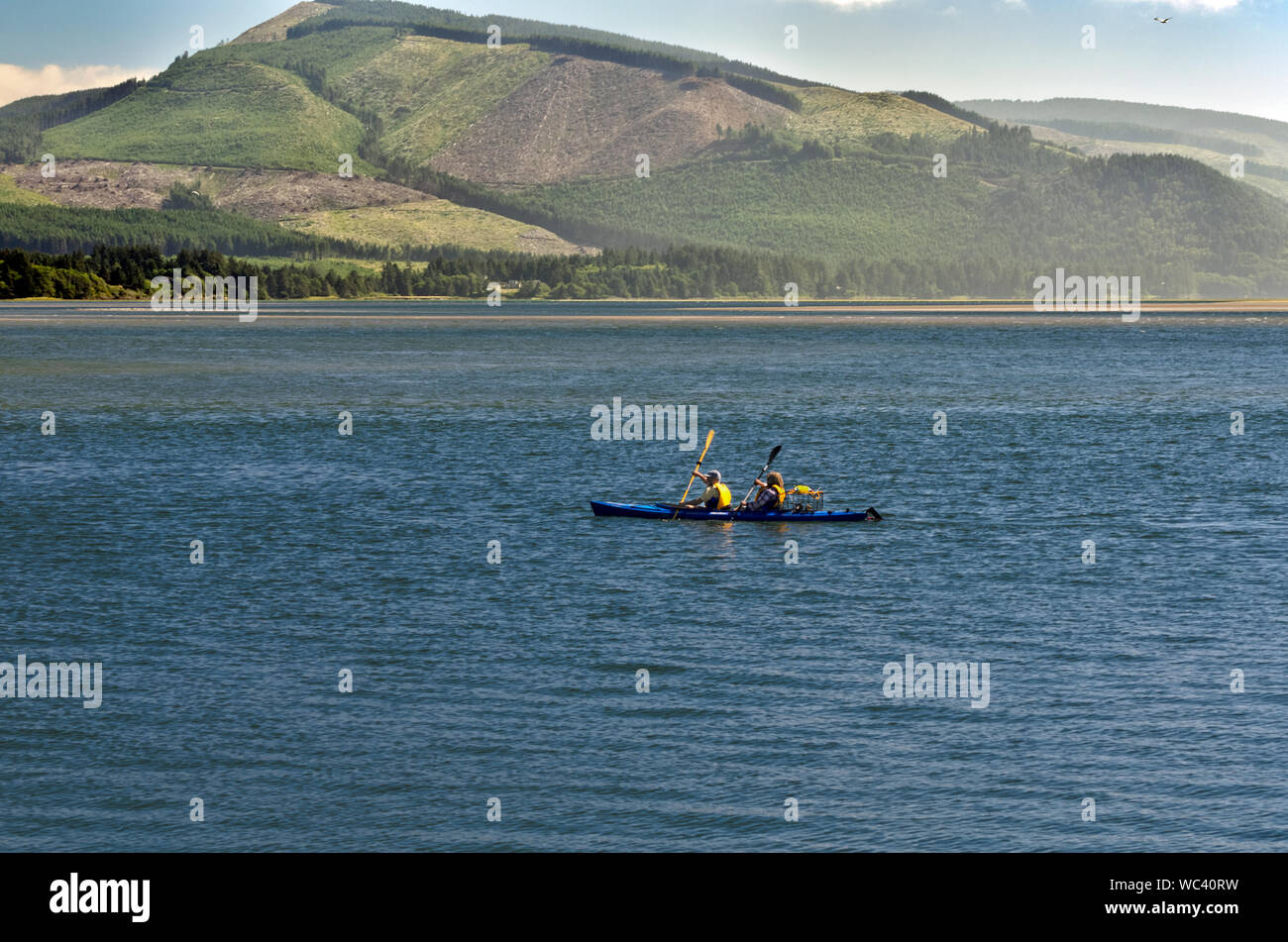 Kayak su Netarts Bay, come osservata dal villaggio di Netarts, sulla costa dell'Oregon vicino Tillamook Foto Stock