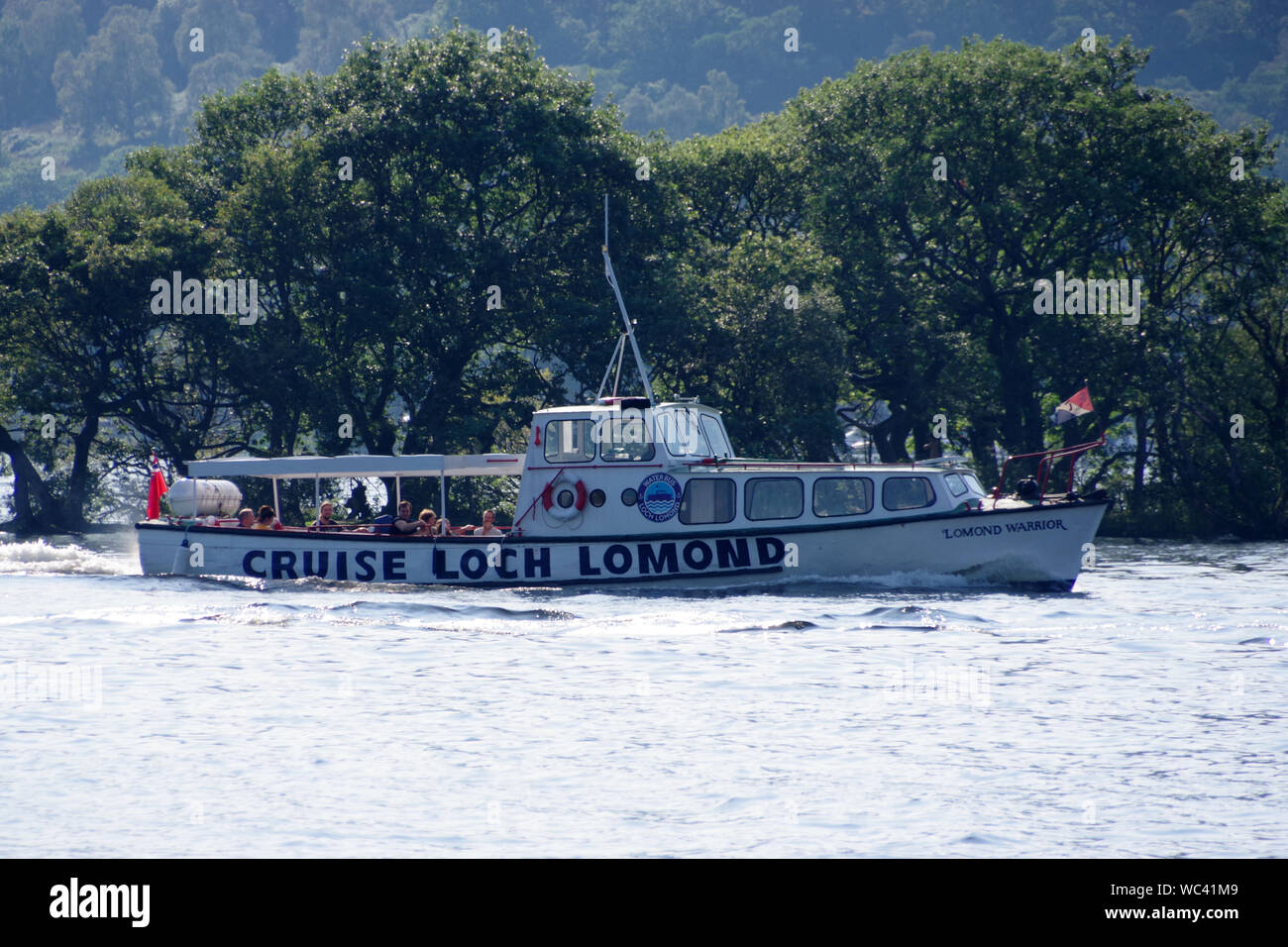 La crociera Loch Lomond in barca a vela verso il basso il loch passando Rowardennan Foto Stock